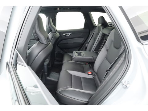 Volvo XC60 2.0 T8 Plug-in hybrid AWD Ultra Black Edition | Luchtvering | 22 inch | Trekhaak | Pano | Blis | Pilot assist |