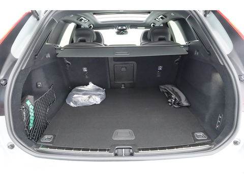 Volvo XC60 2.0 T8 Plug-in hybrid AWD Ultra Black Edition | Luchtvering | 22 inch | Trekhaak | Pano | Blis | Pilot assist |