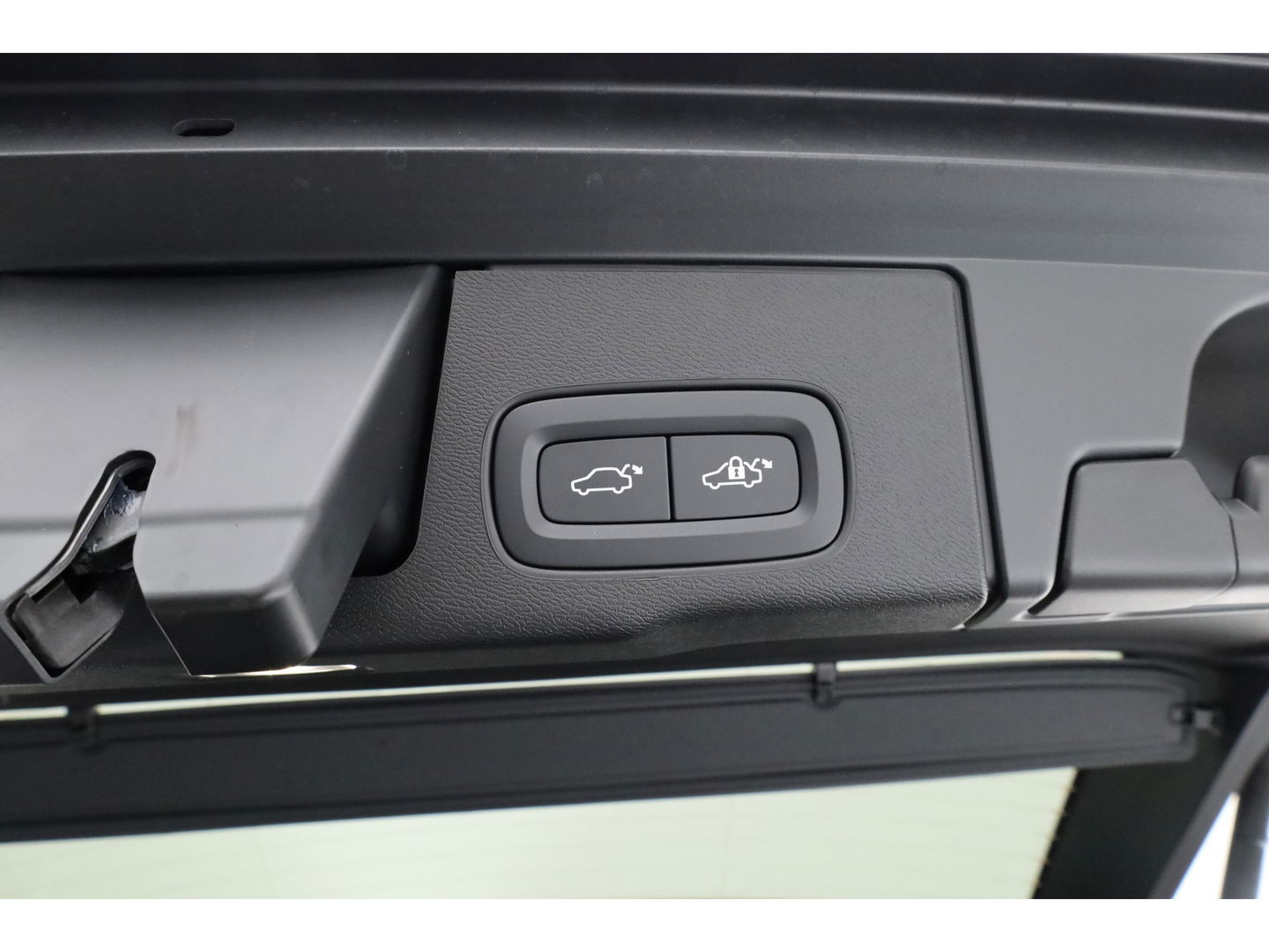 Volvo XC60 2.0 T8 Plug-in hybrid AWD Ultra Black Edition | Luchtvering | 22 inch | Trekhaak | Pano | Blis | Pilot assist |