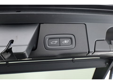 Volvo XC60 2.0 T8 Plug-in hybrid AWD Ultra Black Edition | Luchtvering | 22 inch | Trekhaak | Pano | Blis | Pilot assist |