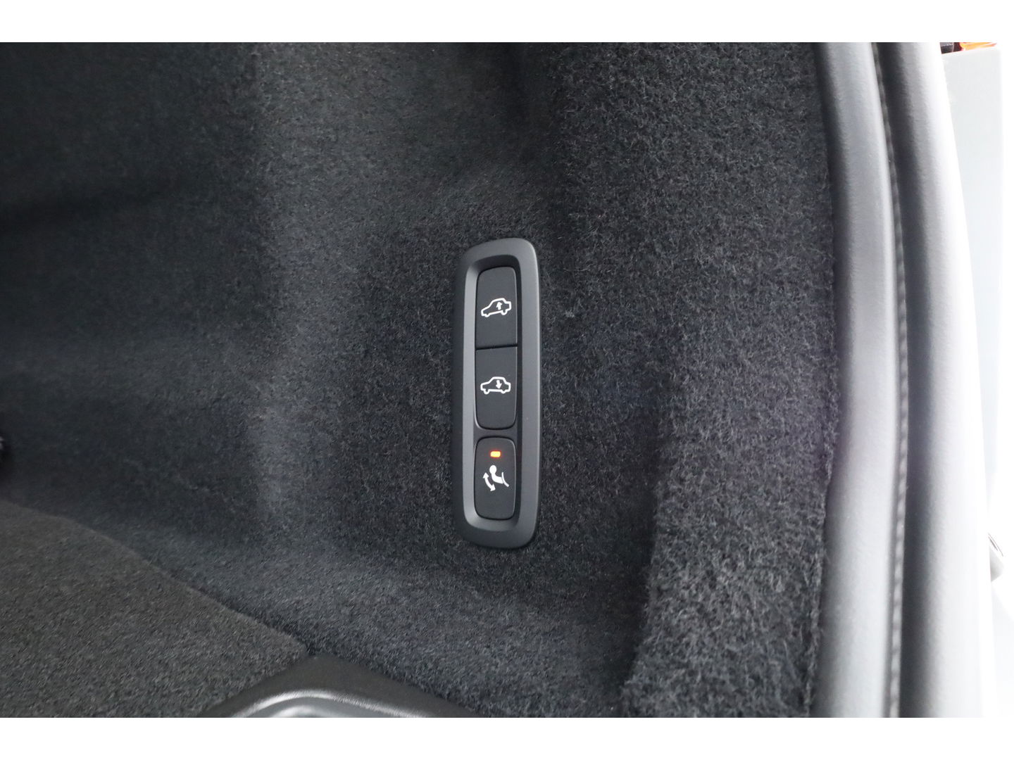 Volvo XC60 2.0 T8 Plug-in hybrid AWD Ultra Black Edition | Luchtvering | 22 inch | Trekhaak | Pano | Blis | Pilot assist |