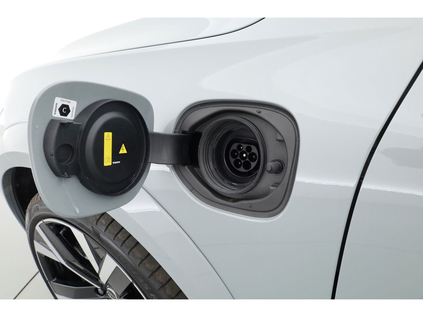 Volvo XC60 2.0 T8 Plug-in hybrid AWD Ultra Black Edition | Luchtvering | 22 inch | Trekhaak | Pano | Blis | Pilot assist |