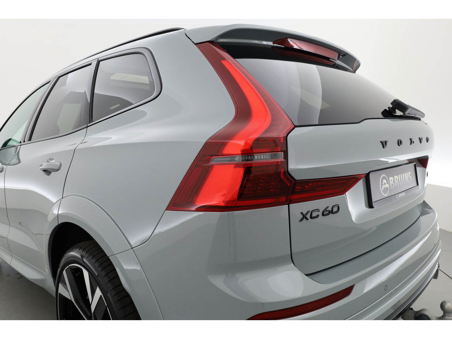 Volvo XC60 2.0 T8 Plug-in hybrid AWD Ultra Black Edition | Luchtvering | 22 inch | Trekhaak | Pano | Blis | Pilot assist |