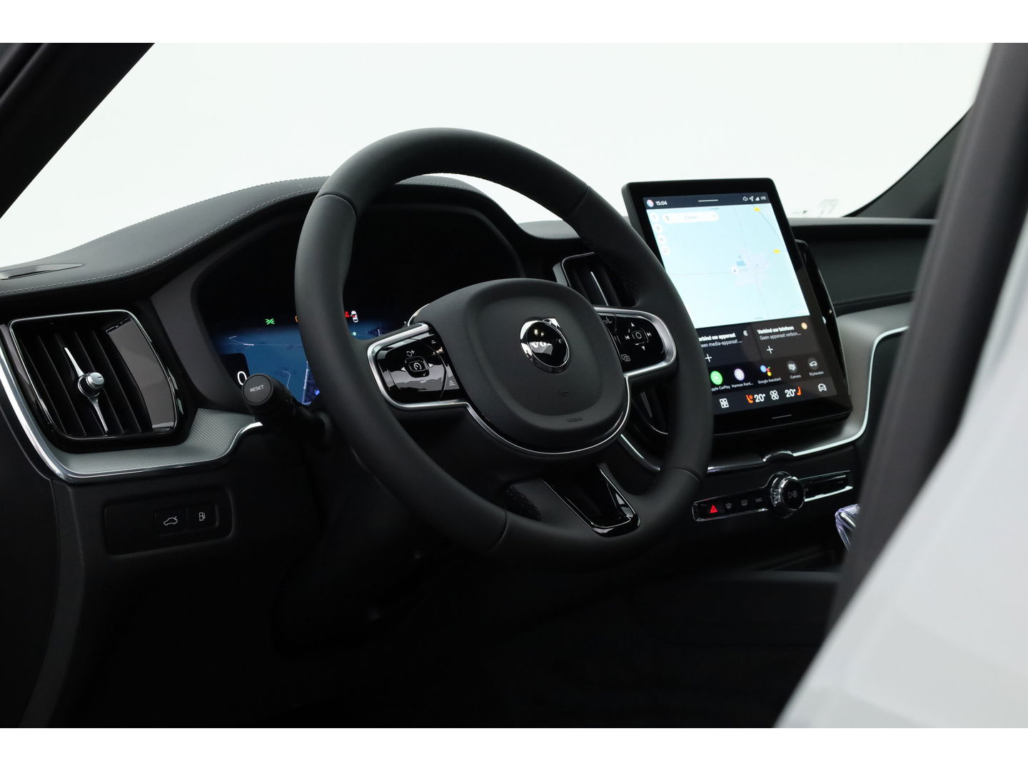 Volvo XC60 2.0 T8 Plug-in hybrid AWD Ultra Black Edition | Luchtvering | 22 inch | Trekhaak | Pano | Blis | Pilot assist |