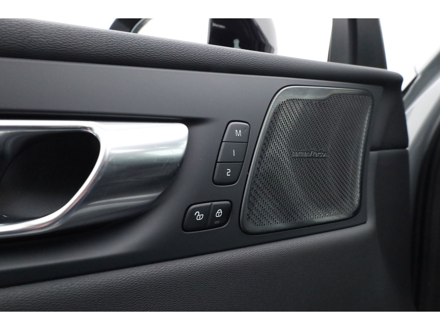 Volvo XC60 2.0 T8 Plug-in hybrid AWD Ultra Black Edition | Luchtvering | 22 inch | Trekhaak | Pano | Blis | Pilot assist |