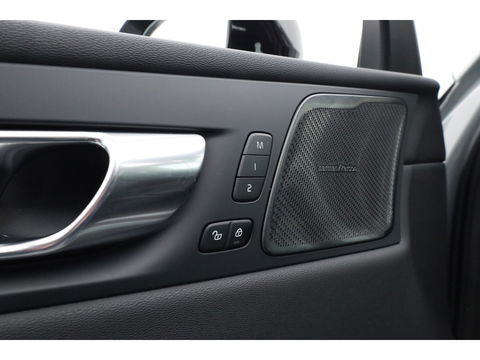 Volvo XC60 2.0 T8 Plug-in hybrid AWD Ultra Black Edition | Luchtvering | 22 inch | Trekhaak | Pano | Blis | Pilot assist |