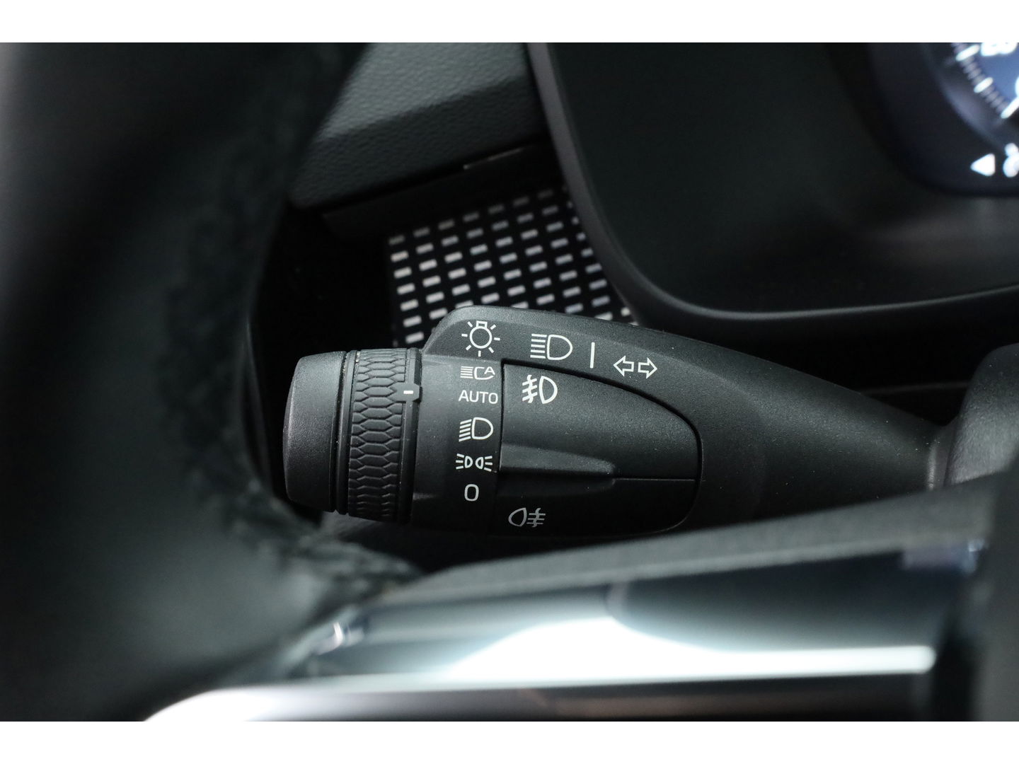 Volvo XC40 1.5 T5 Recharge R-Design | Pano | H&K audio | Trekhaak | Elek bes.Stoel | Stoel & stuurverwarming |