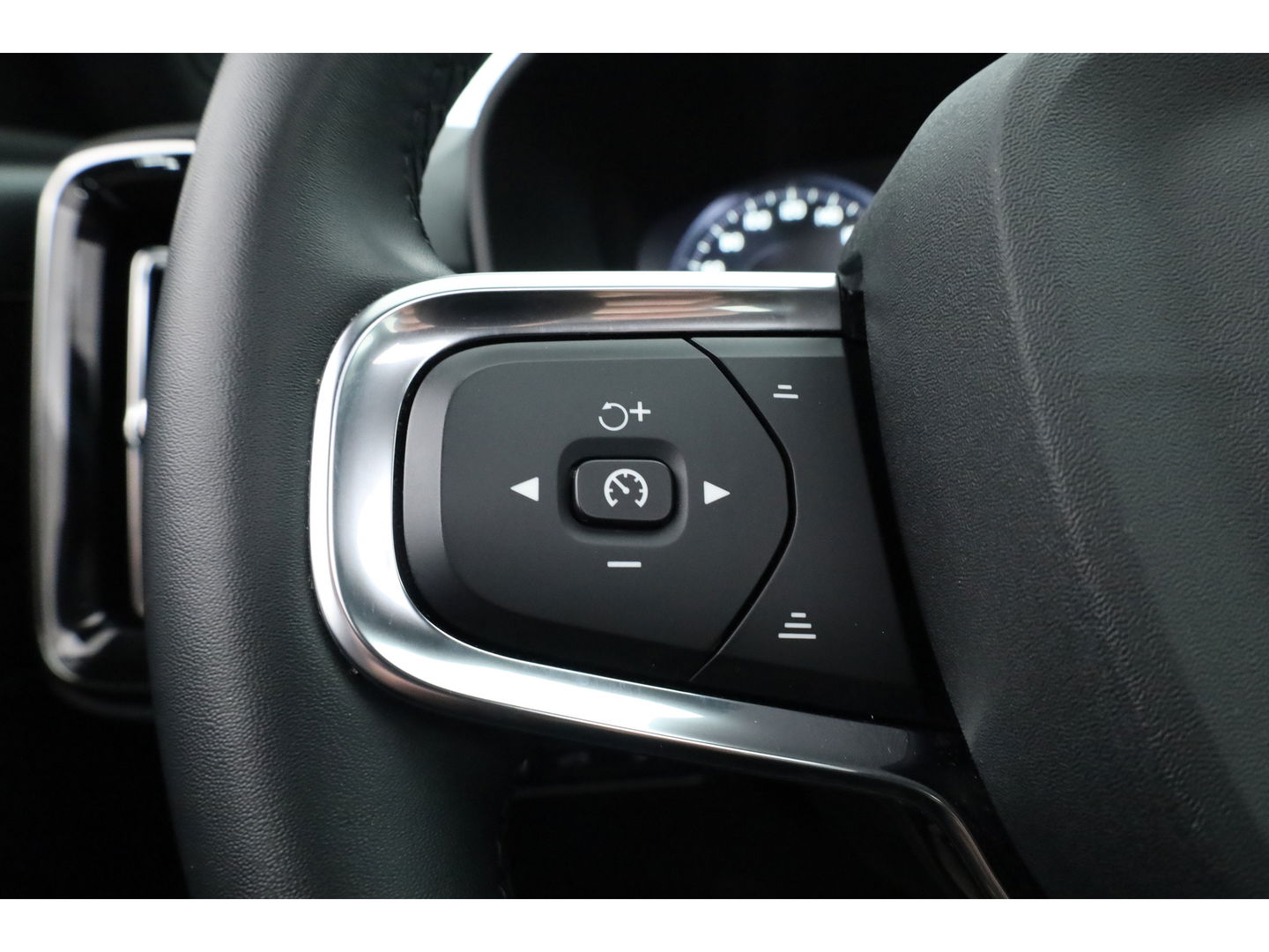 Volvo XC40 1.5 T5 Recharge R-Design | Pano | H&K audio | Trekhaak | Elek bes.Stoel | Stoel & stuurverwarming |