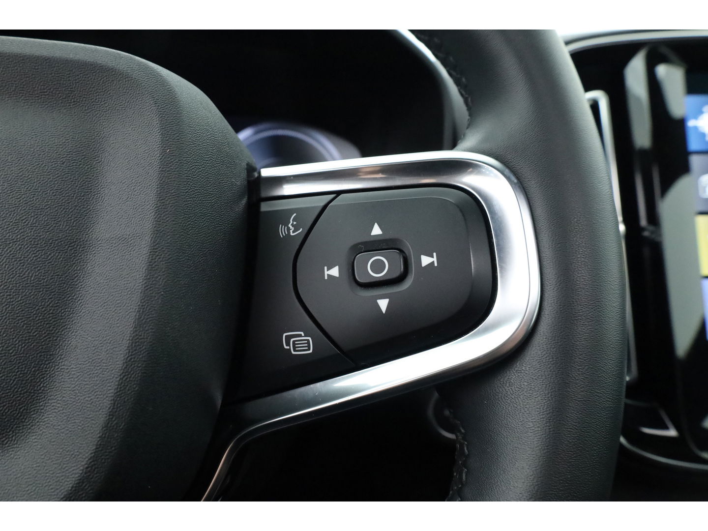 Volvo XC40 1.5 T5 Recharge R-Design | Pano | H&K audio | Trekhaak | Elek bes.Stoel | Stoel & stuurverwarming |