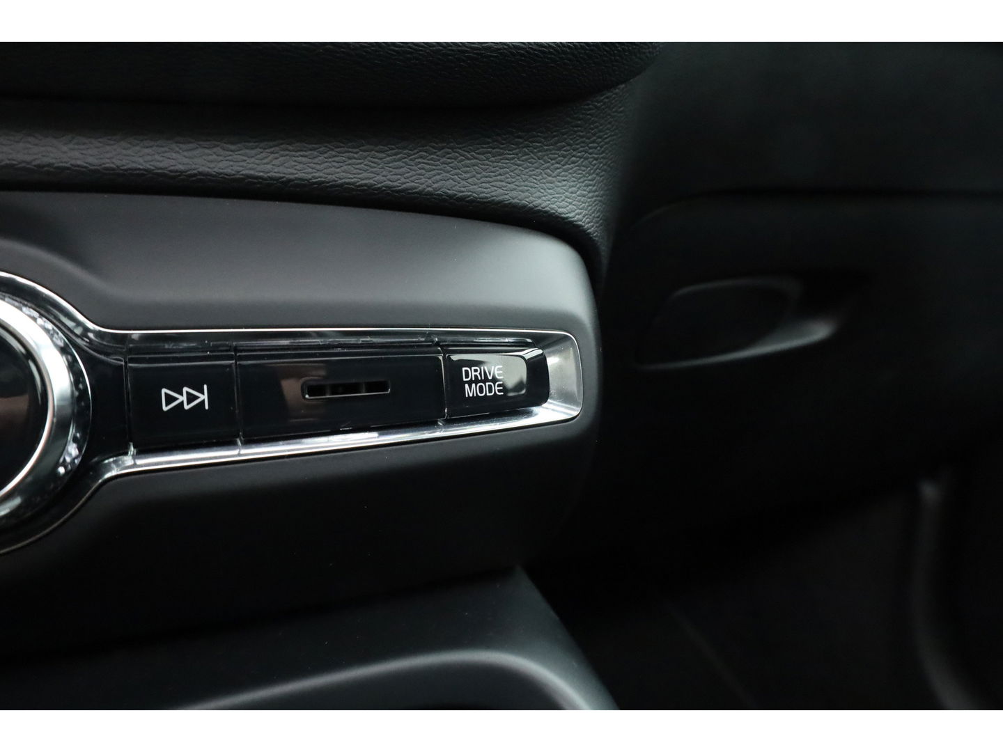 Volvo XC40 1.5 T5 Recharge R-Design | Pano | H&K audio | Trekhaak | Elek bes.Stoel | Stoel & stuurverwarming |