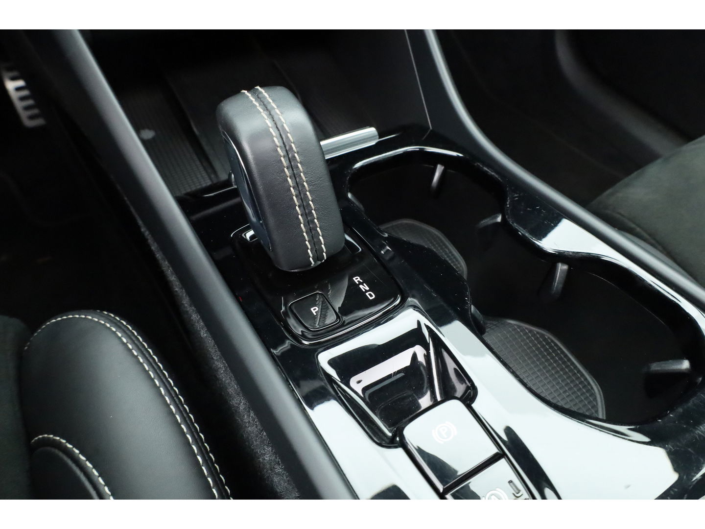 Volvo XC40 1.5 T5 Recharge R-Design | Pano | H&K audio | Trekhaak | Elek bes.Stoel | Stoel & stuurverwarming |