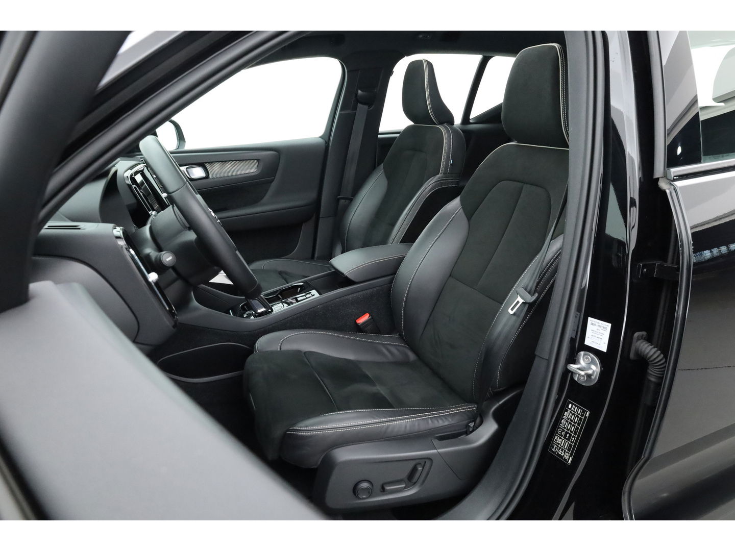 Volvo XC40 1.5 T5 Recharge R-Design | Pano | H&K audio | Trekhaak | Elek bes.Stoel | Stoel & stuurverwarming |