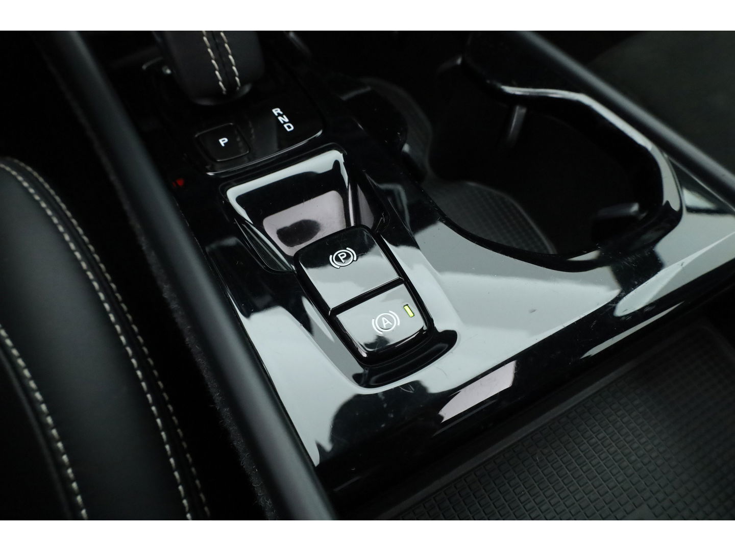 Volvo XC40 1.5 T5 Recharge R-Design | Pano | H&K audio | Trekhaak | Elek bes.Stoel | Stoel & stuurverwarming |