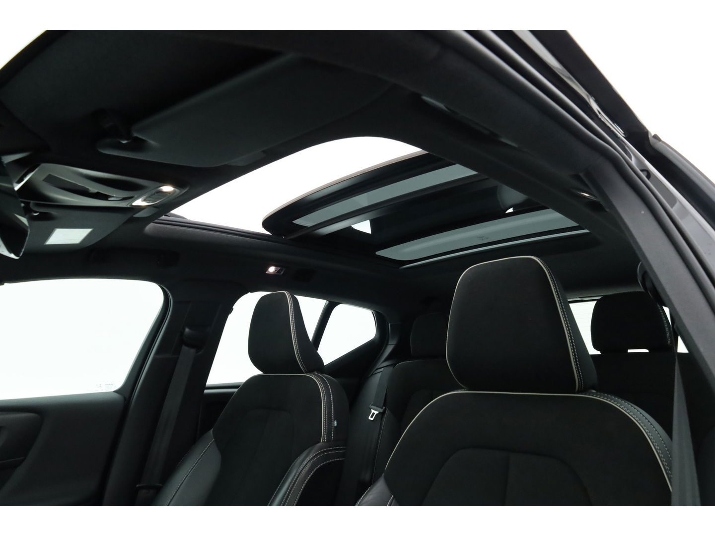 Volvo XC40 1.5 T5 Recharge R-Design | Pano | H&K audio | Trekhaak | Elek bes.Stoel | Stoel & stuurverwarming |