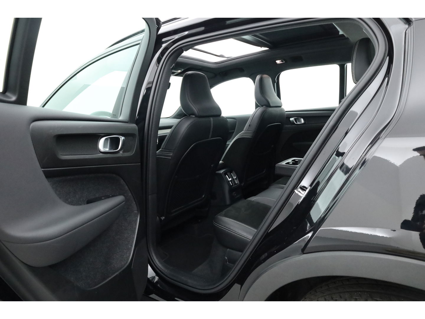 Volvo XC40 1.5 T5 Recharge R-Design | Pano | H&K audio | Trekhaak | Elek bes.Stoel | Stoel & stuurverwarming |