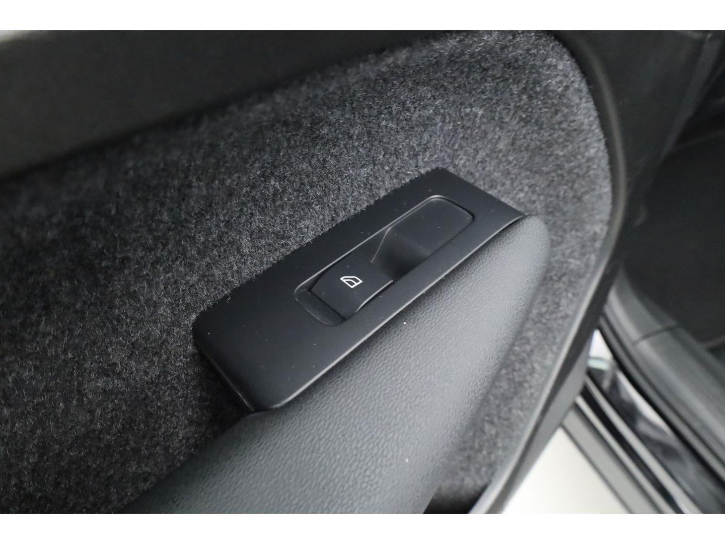 Volvo XC40 1.5 T5 Recharge R-Design | Pano | H&K audio | Trekhaak | Elek bes.Stoel | Stoel & stuurverwarming |