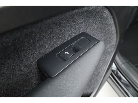 Volvo XC40 1.5 T5 Recharge R-Design | Pano | H&K audio | Trekhaak | Elek bes.Stoel | Stoel & stuurverwarming |