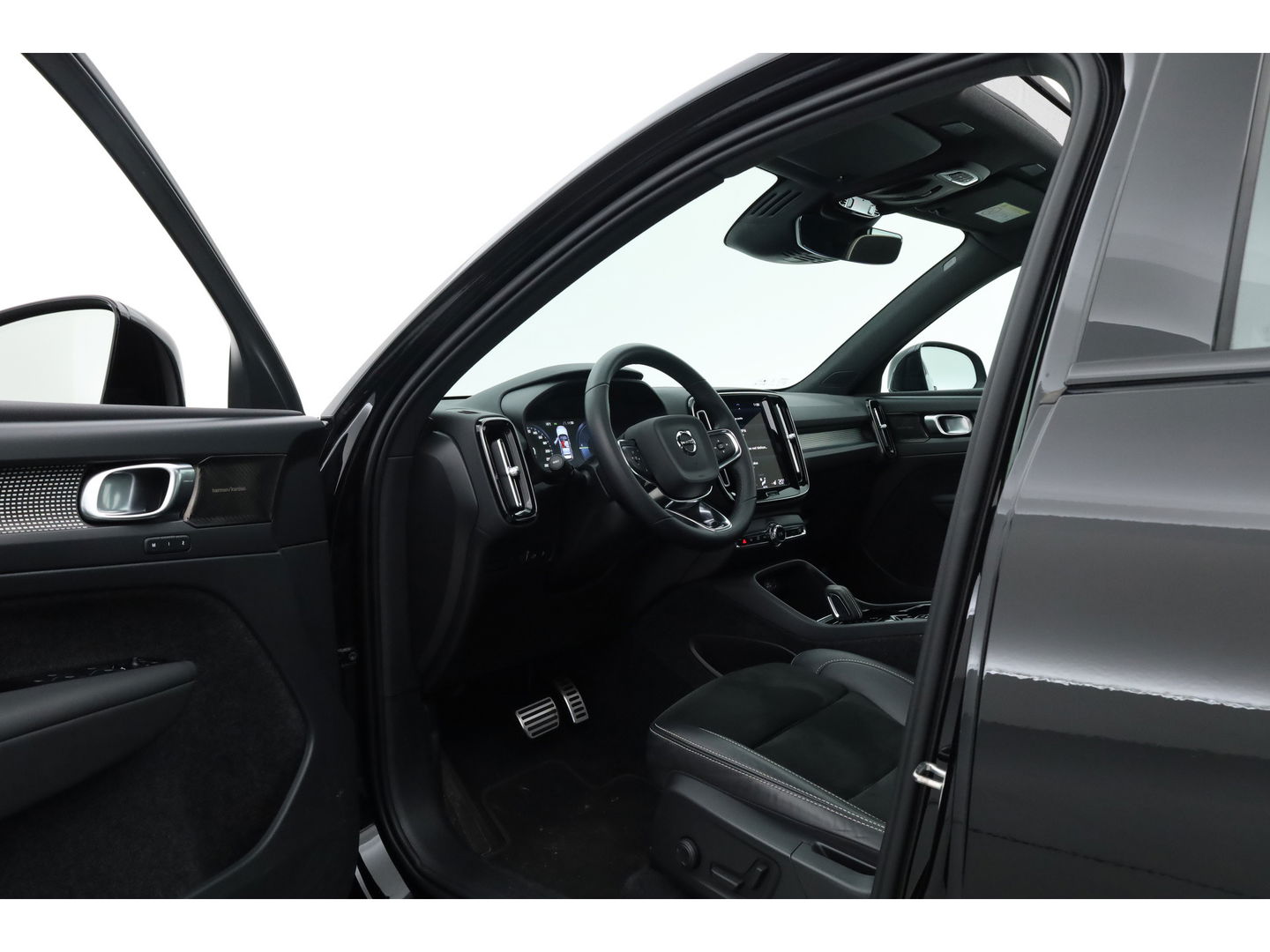 Volvo XC40 1.5 T5 Recharge R-Design | Pano | H&K audio | Trekhaak | Elek bes.Stoel | Stoel & stuurverwarming |