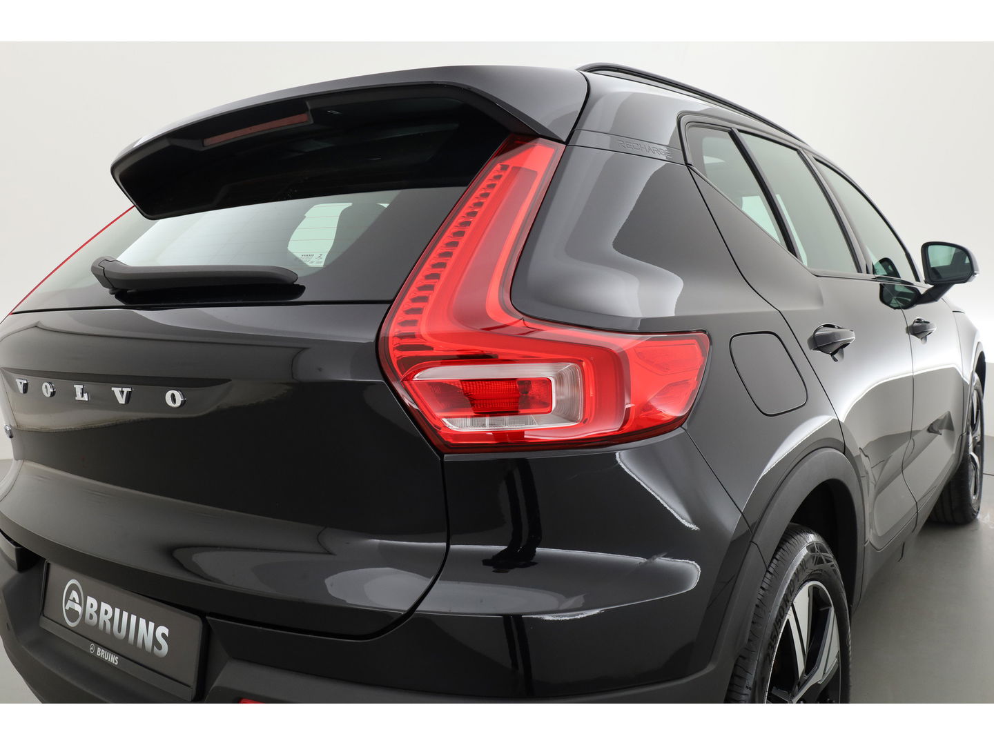Volvo XC40 1.5 T5 Recharge R-Design | Pano | H&K audio | Trekhaak | Elek bes.Stoel | Stoel & stuurverwarming |