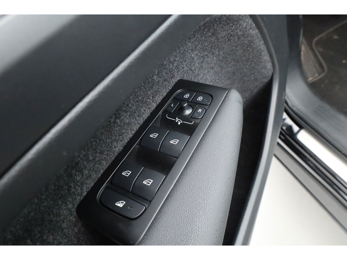 Volvo XC40 1.5 T5 Recharge R-Design | Pano | H&K audio | Trekhaak | Elek bes.Stoel | Stoel & stuurverwarming |