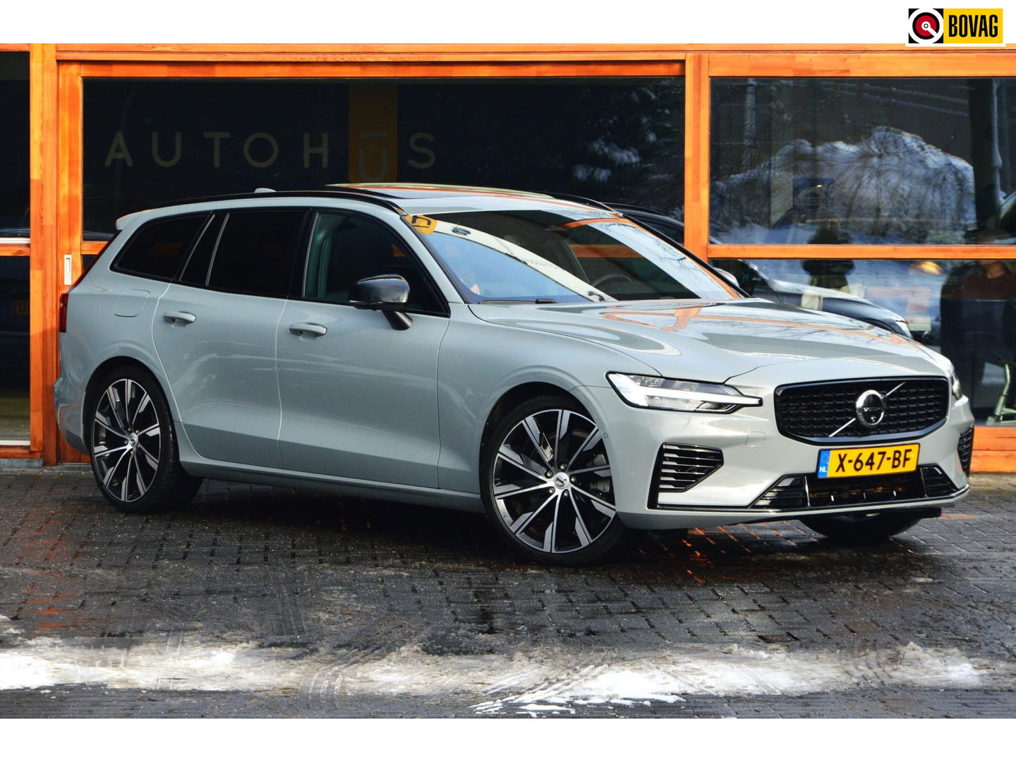 Volvo V60 T6 Hybride AWD Plus Dark | Panoramadak | Harman/Kardon | Stoel + Stuur Verwarmd | Pilot-Assist | Apple CarPlay |