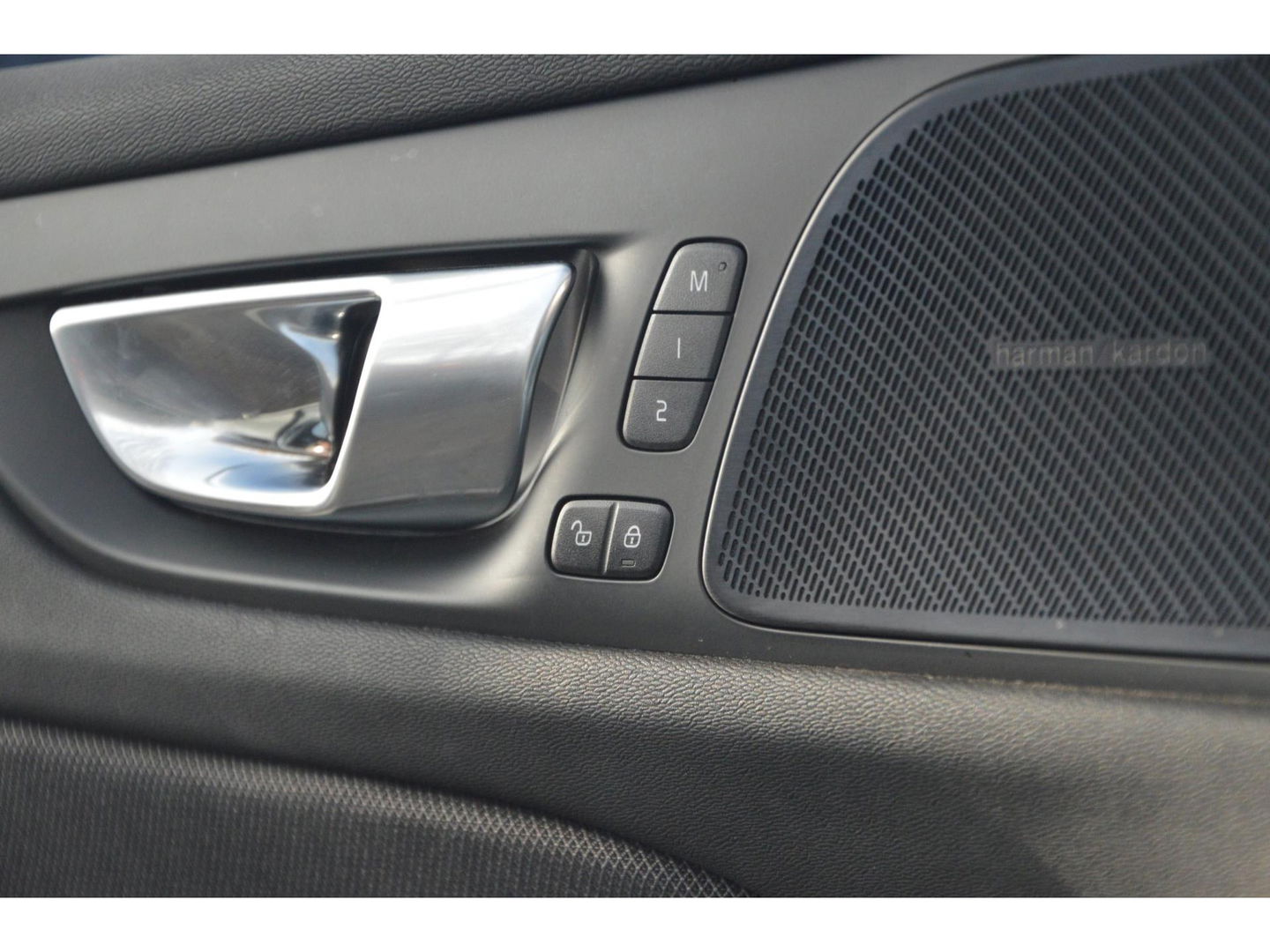 Volvo V60 T6 Hybride AWD Plus Dark | Panoramadak | Harman/Kardon | Stoel + Stuur Verwarmd | Pilot-Assist | Apple CarPlay |