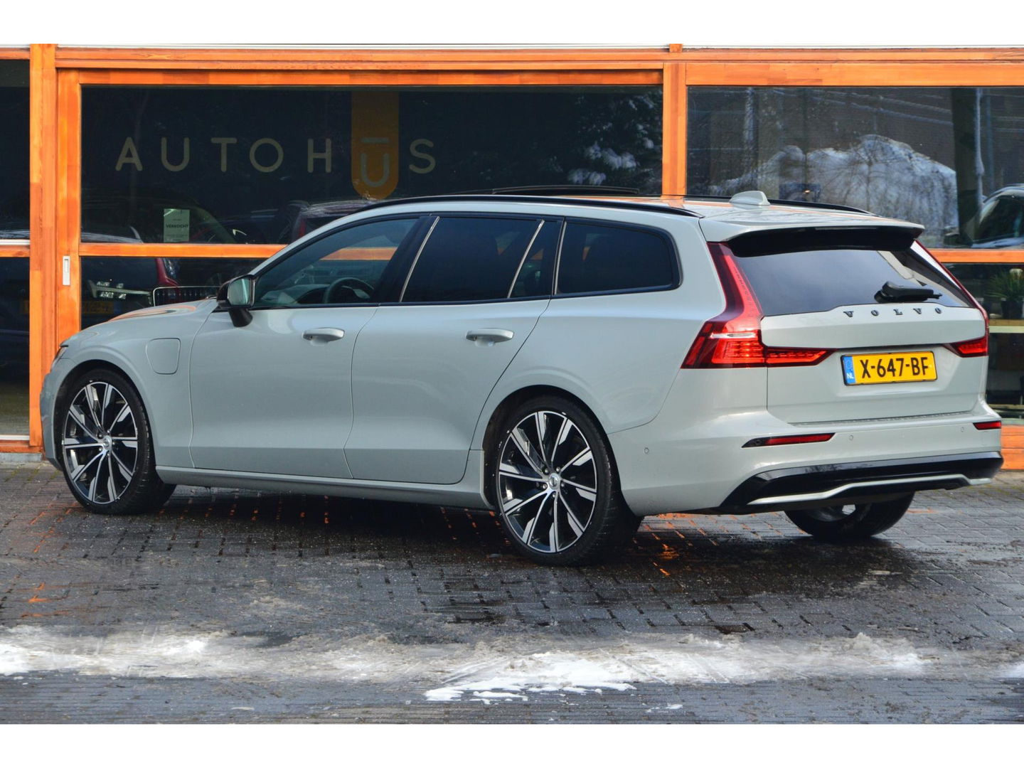 Volvo V60 T6 Hybride AWD Plus Dark | Panoramadak | Harman/Kardon | Stoel + Stuur Verwarmd | Pilot-Assist | Apple CarPlay |