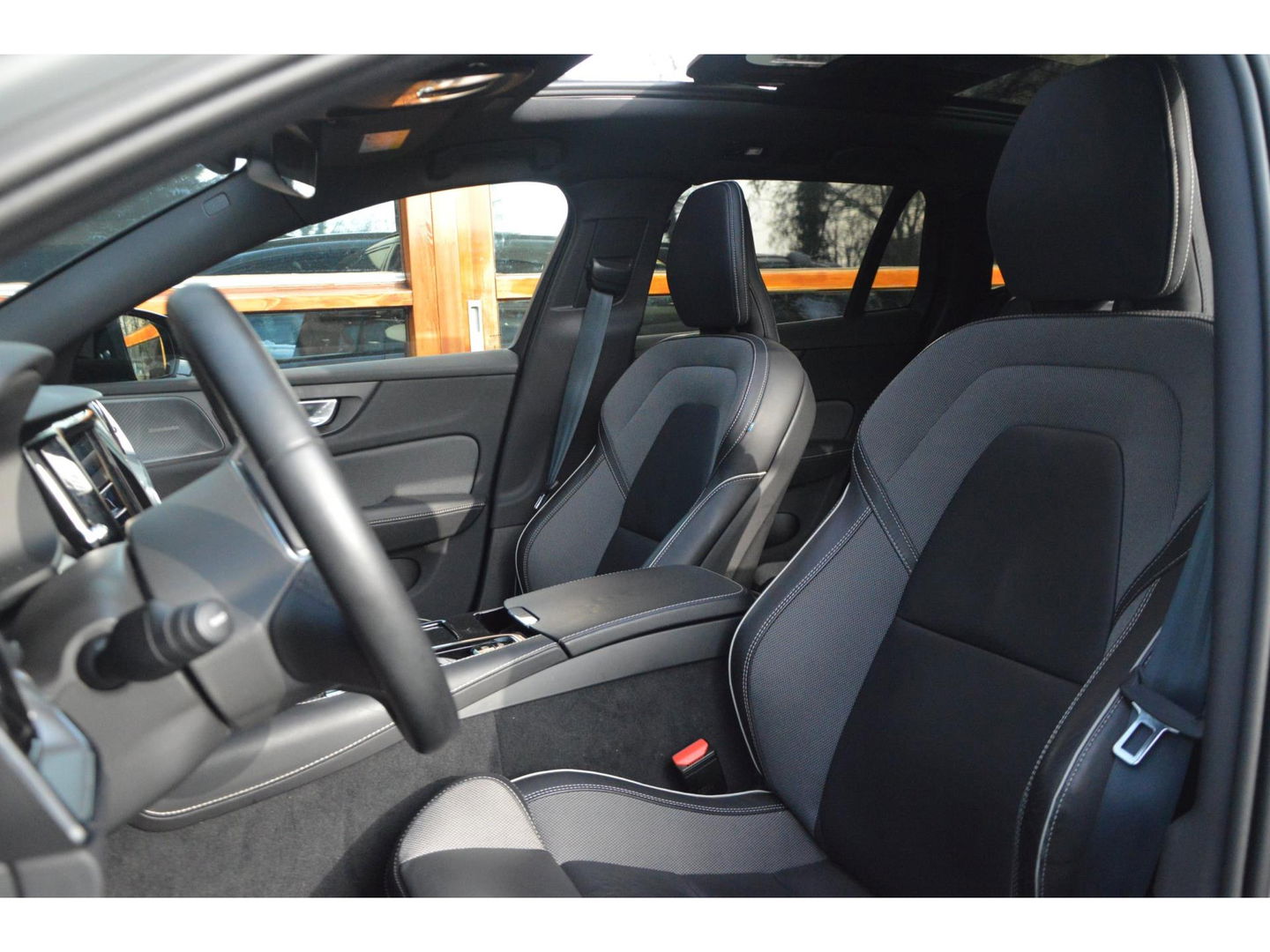 Volvo V60 T6 Hybride AWD Plus Dark | Panoramadak | Harman/Kardon | Stoel + Stuur Verwarmd | Pilot-Assist | Apple CarPlay |