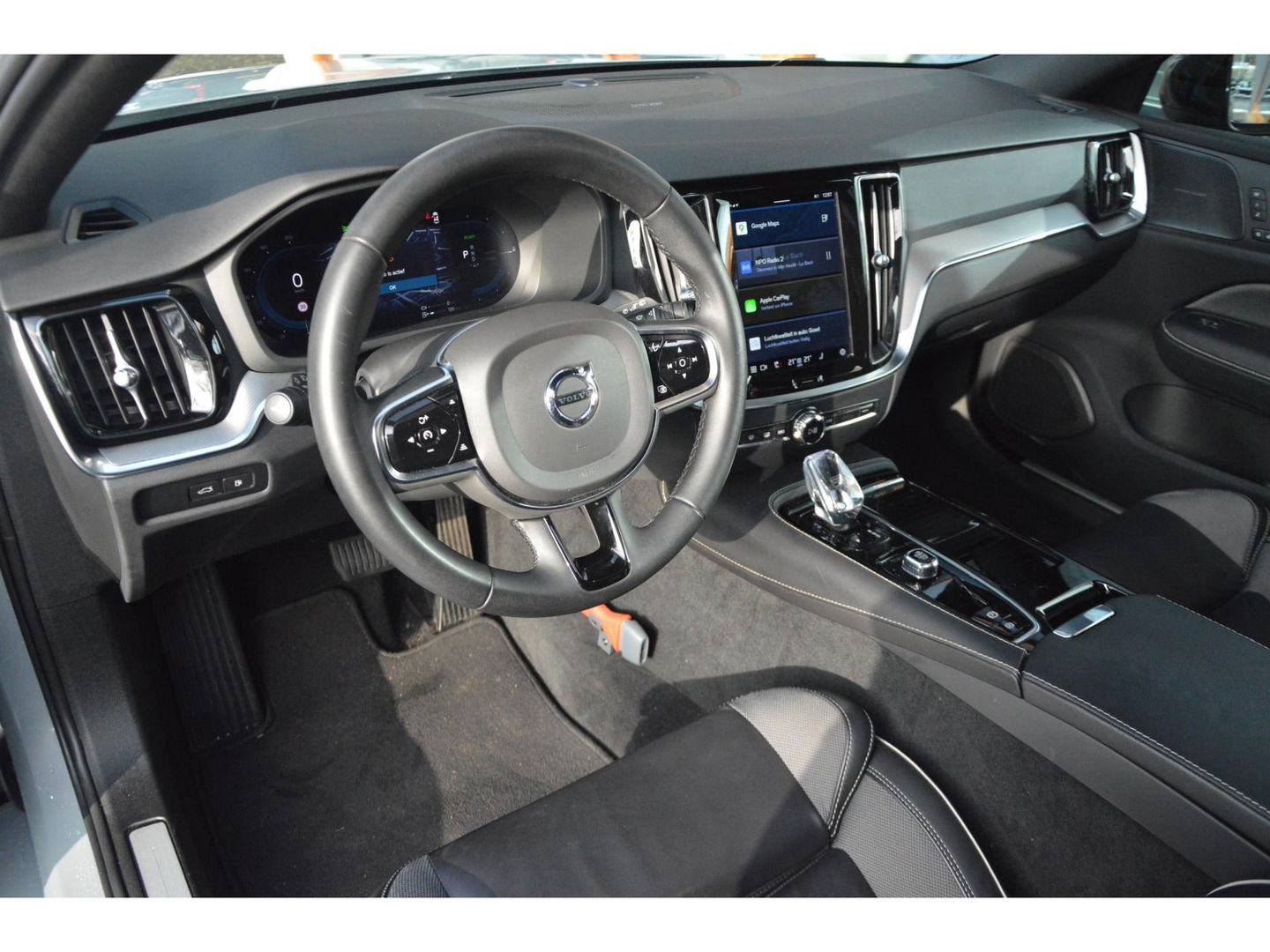 Volvo V60 T6 Hybride AWD Plus Dark | Panoramadak | Harman/Kardon | Stoel + Stuur Verwarmd | Pilot-Assist | Apple CarPlay |