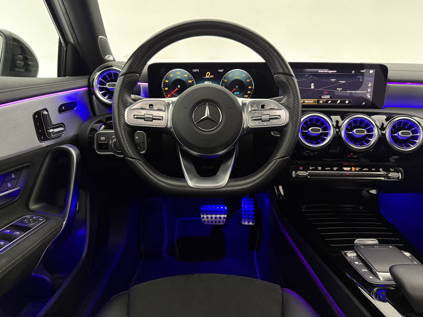 Mercedes-Benz A-Klasse 250 e AMG | Pano | 360° | Virtual | HuD | Memory | Sfeer | Burmester | Carplay | Stoelverw. | Keyless | Adap. Cruise