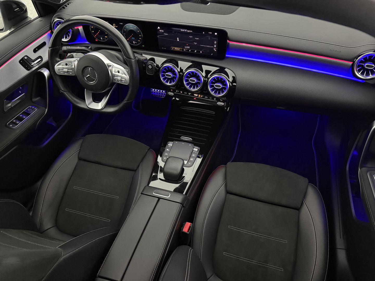 Mercedes-Benz A-Klasse 250 e AMG | Pano | 360° | Virtual | HuD | Memory | Sfeer | Burmester | Carplay | Stoelverw. | Keyless | Adap. Cruise