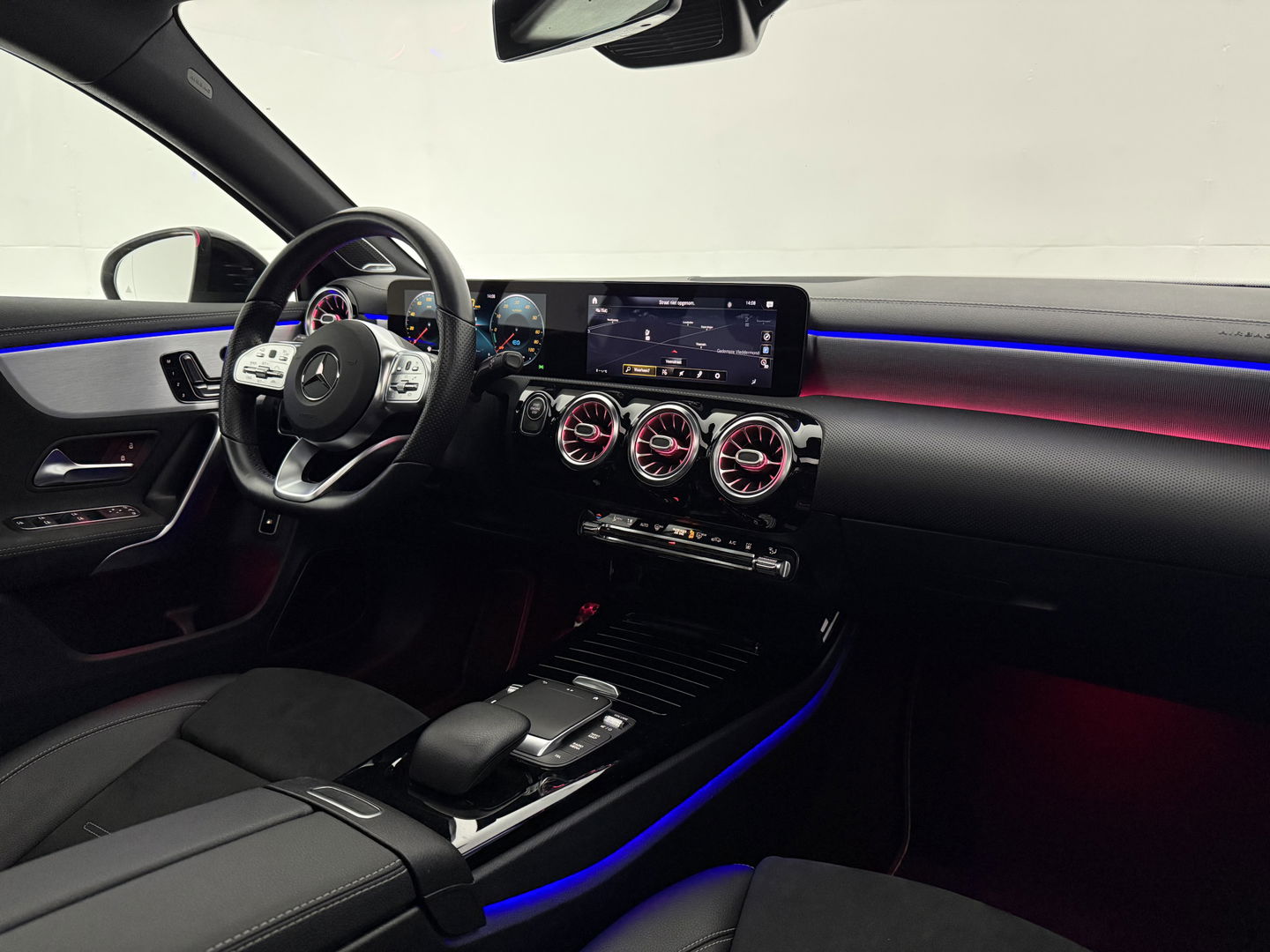 Mercedes-Benz A-Klasse 250 e AMG | Pano | 360° | Virtual | HuD | Memory | Sfeer | Burmester | Carplay | Stoelverw. | Keyless | Adap. Cruise