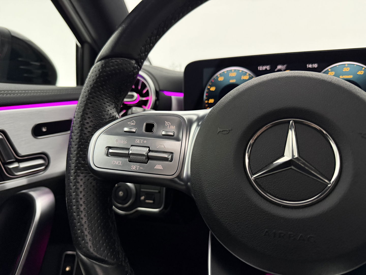 Mercedes-Benz A-Klasse 250 e AMG | Pano | 360° | Virtual | HuD | Memory | Sfeer | Burmester | Carplay | Stoelverw. | Keyless | Adap. Cruise
