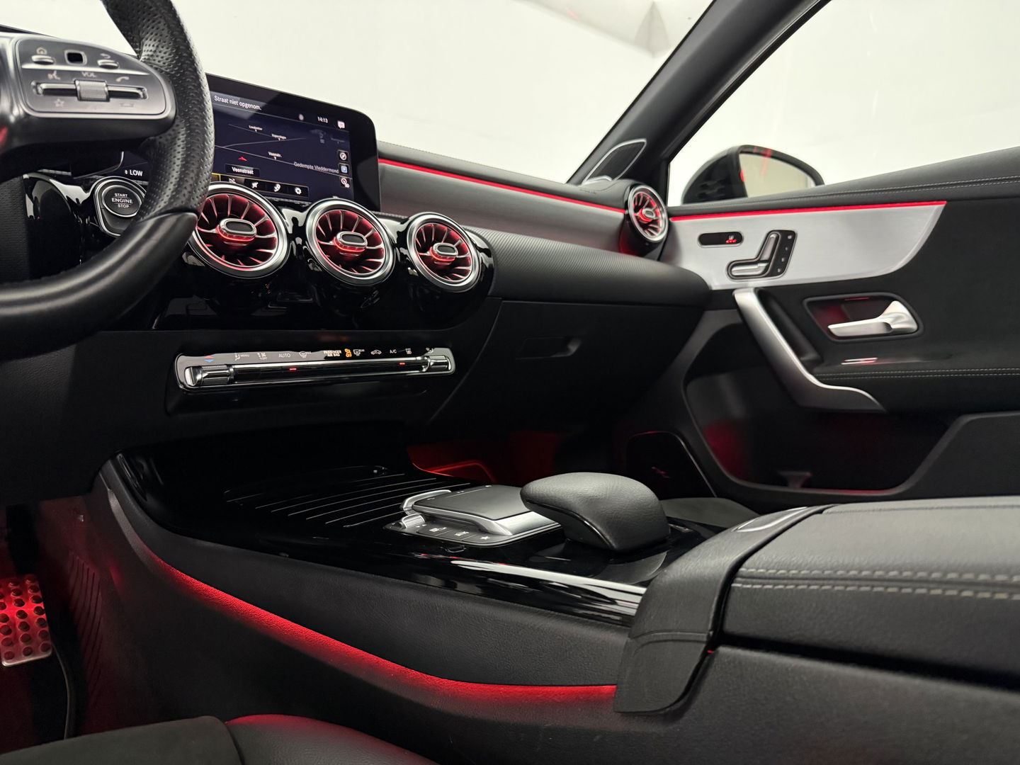 Mercedes-Benz A-Klasse 250 e AMG | Pano | 360° | Virtual | HuD | Memory | Sfeer | Burmester | Carplay | Stoelverw. | Keyless | Adap. Cruise