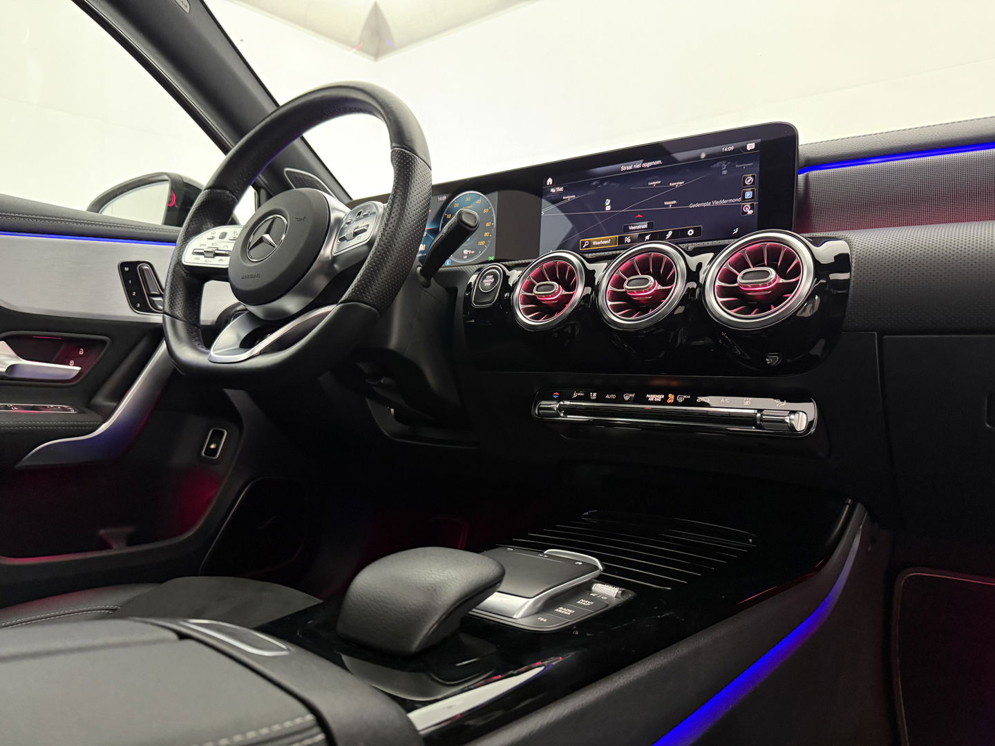 Mercedes-Benz A-Klasse 250 e AMG | Pano | 360° | Virtual | HuD | Memory | Sfeer | Burmester | Carplay | Stoelverw. | Keyless | Adap. Cruise