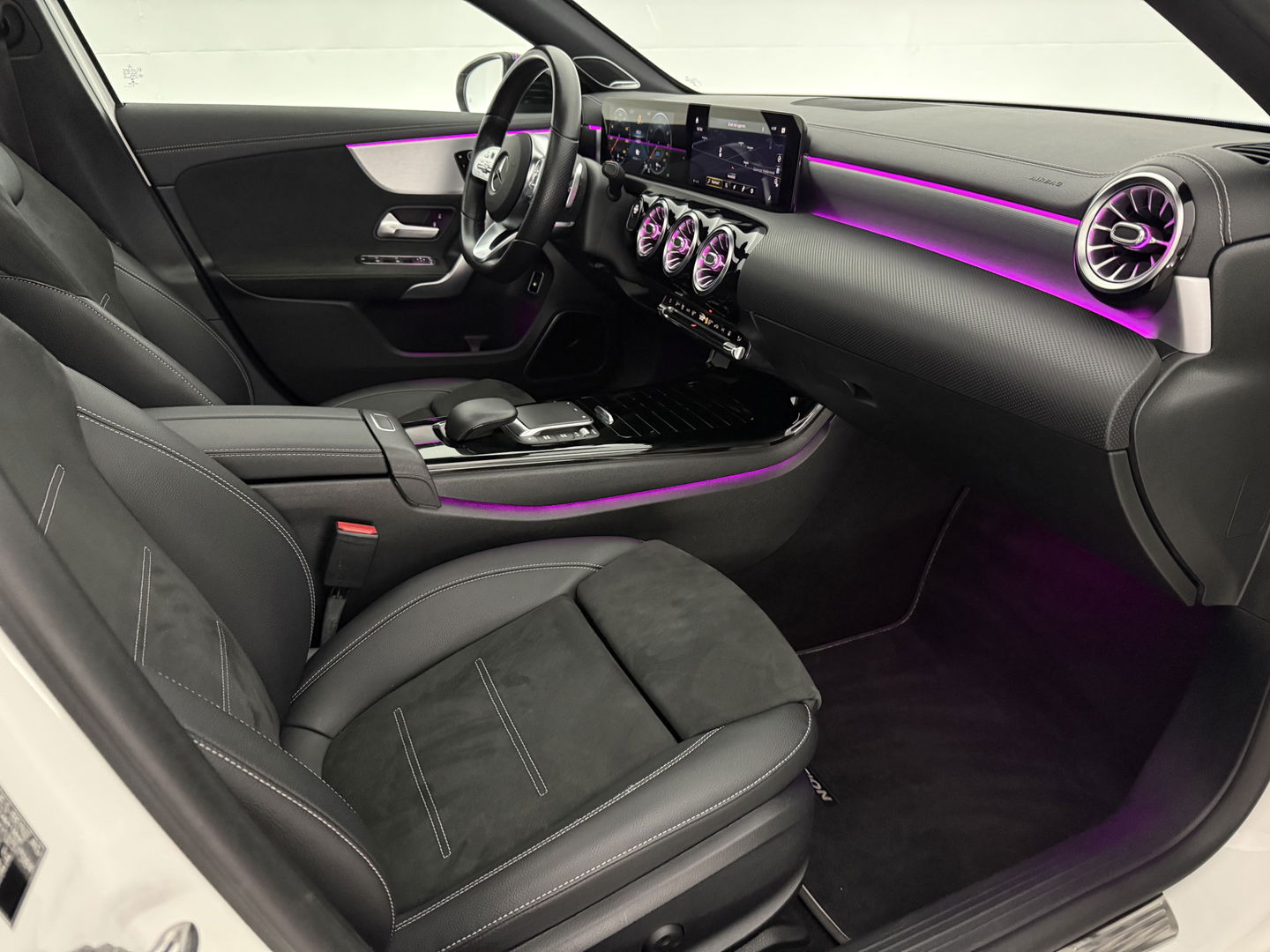 Mercedes-Benz A-Klasse 250 e AMG | Pano | 360° | Virtual | HuD | Memory | Sfeer | Burmester | Carplay | Stoelverw. | Keyless | Adap. Cruise