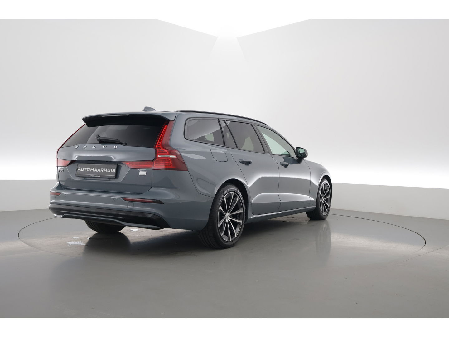 Volvo V60 2.0 T6 Plug-in hybrid AWD Plus Dark | Navi | Memory Seats | Stoel- Stuurverw. | Apple CarPlay | Camera | Keyless | 19''