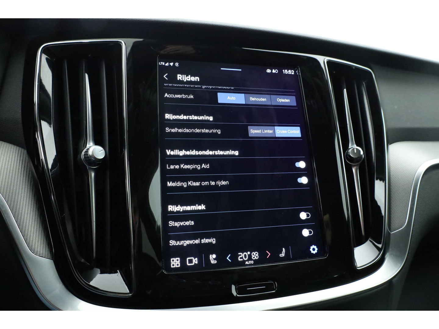 Volvo V60 2.0 T6 Plug-in hybrid AWD Plus Dark | Navi | Memory Seats | Stoel- Stuurverw. | Apple CarPlay | Camera | Keyless | 19''