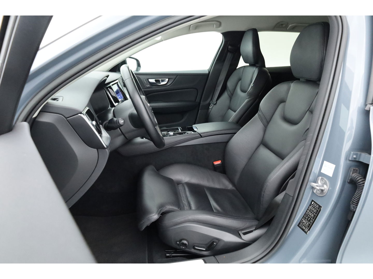 Volvo V60 2.0 T6 Plug-in hybrid AWD Plus Dark | Navi | Memory Seats | Stoel- Stuurverw. | Apple CarPlay | Camera | Keyless | 19''