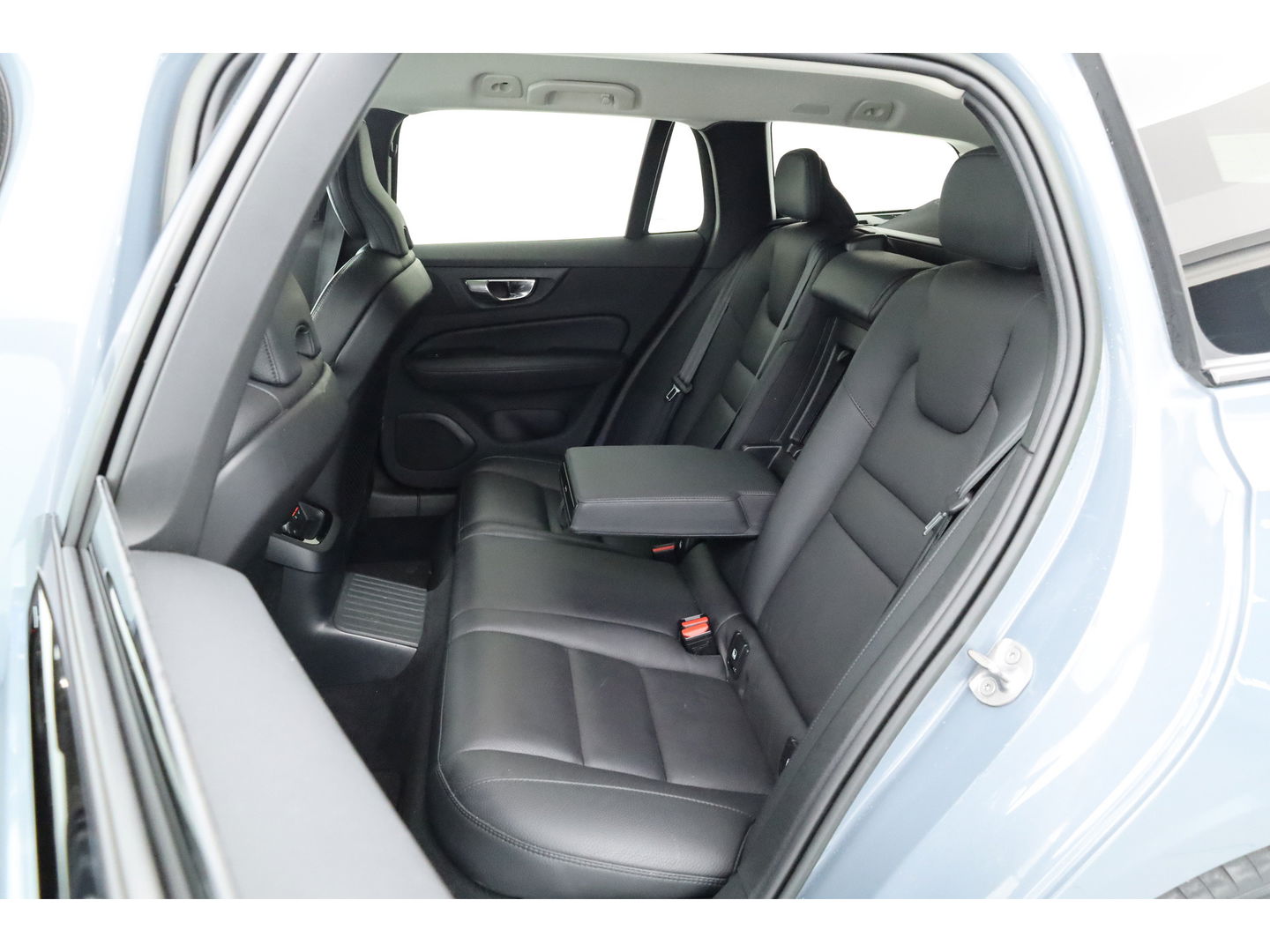 Volvo V60 2.0 T6 Plug-in hybrid AWD Plus Dark | Navi | Memory Seats | Stoel- Stuurverw. | Apple CarPlay | Camera | Keyless | 19''