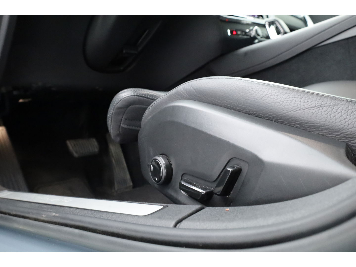 Volvo V60 2.0 T6 Plug-in hybrid AWD Plus Dark | Navi | Memory Seats | Stoel- Stuurverw. | Apple CarPlay | Camera | Keyless | 19''