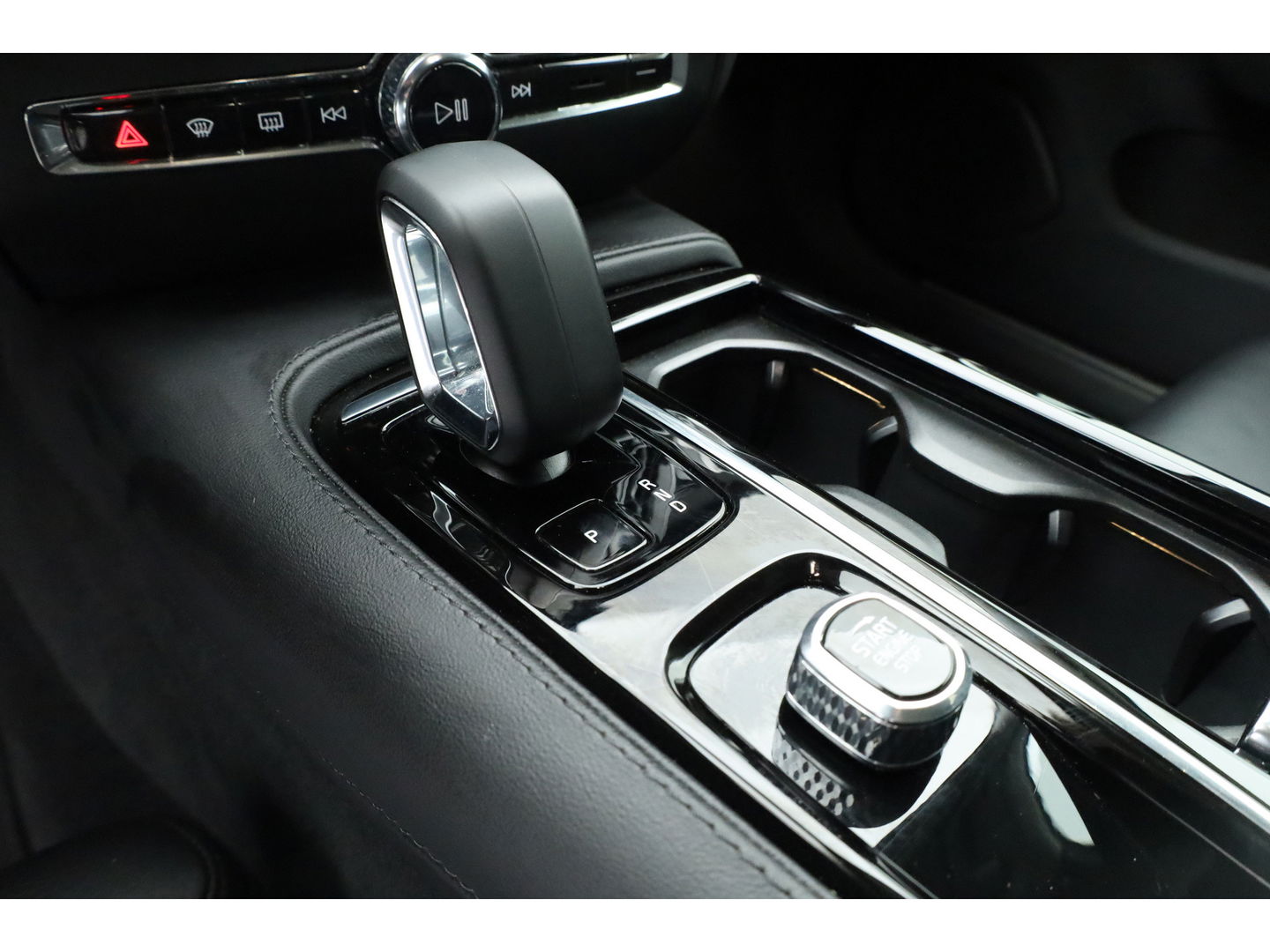 Volvo V60 2.0 T6 Plug-in hybrid AWD Plus Dark | Navi | Memory Seats | Stoel- Stuurverw. | Apple CarPlay | Camera | Keyless | 19''