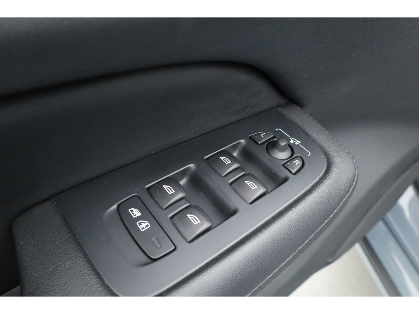 Volvo V60 2.0 T6 Plug-in hybrid AWD Plus Dark | Navi | Memory Seats | Stoel- Stuurverw. | Apple CarPlay | Camera | Keyless | 19''