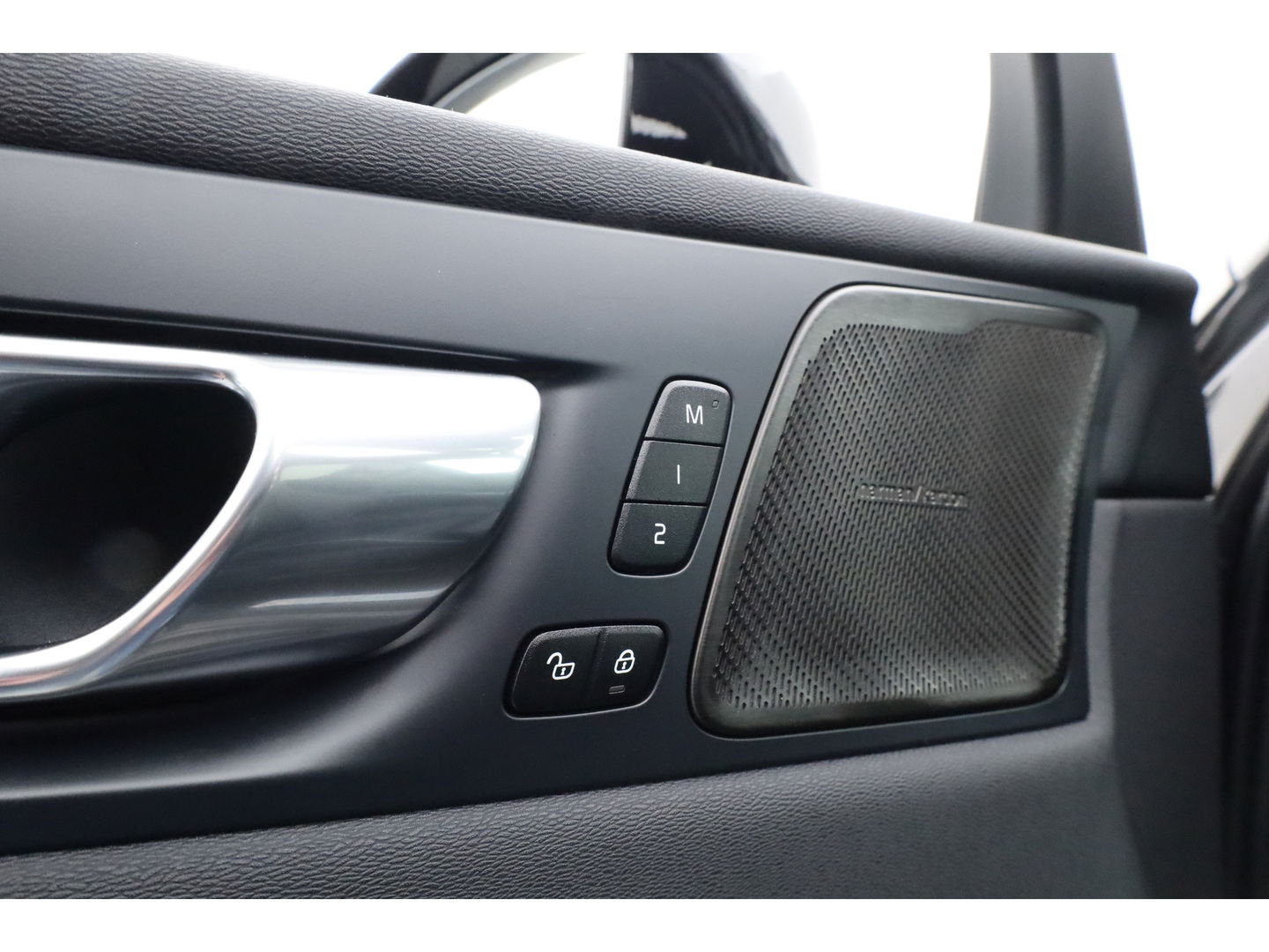 Volvo XC60 2.0 T6 Plug-in hybrid AWD Plus Dark | Pano | Pilot Assist | Head-up | 360cam | Keyless | Harman Kardon | Stoel- Stuurverw. |