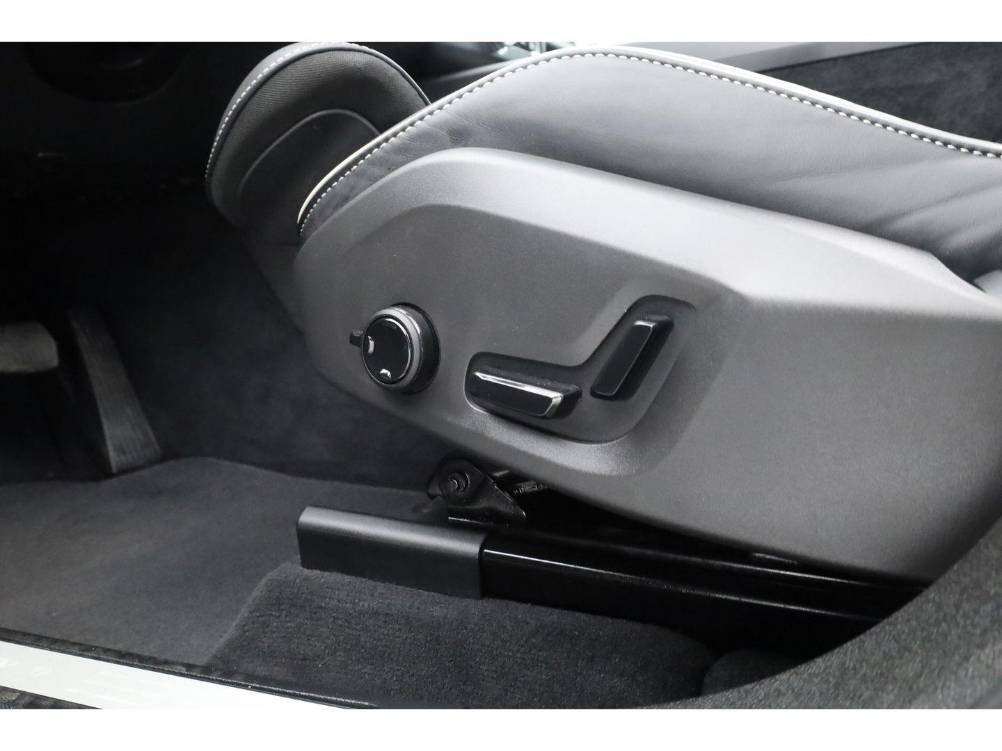 Volvo XC60 2.0 T6 Plug-in hybrid AWD Plus Dark | Pano | Pilot Assist | Head-up | 360cam | Keyless | Harman Kardon | Stoel- Stuurverw. |