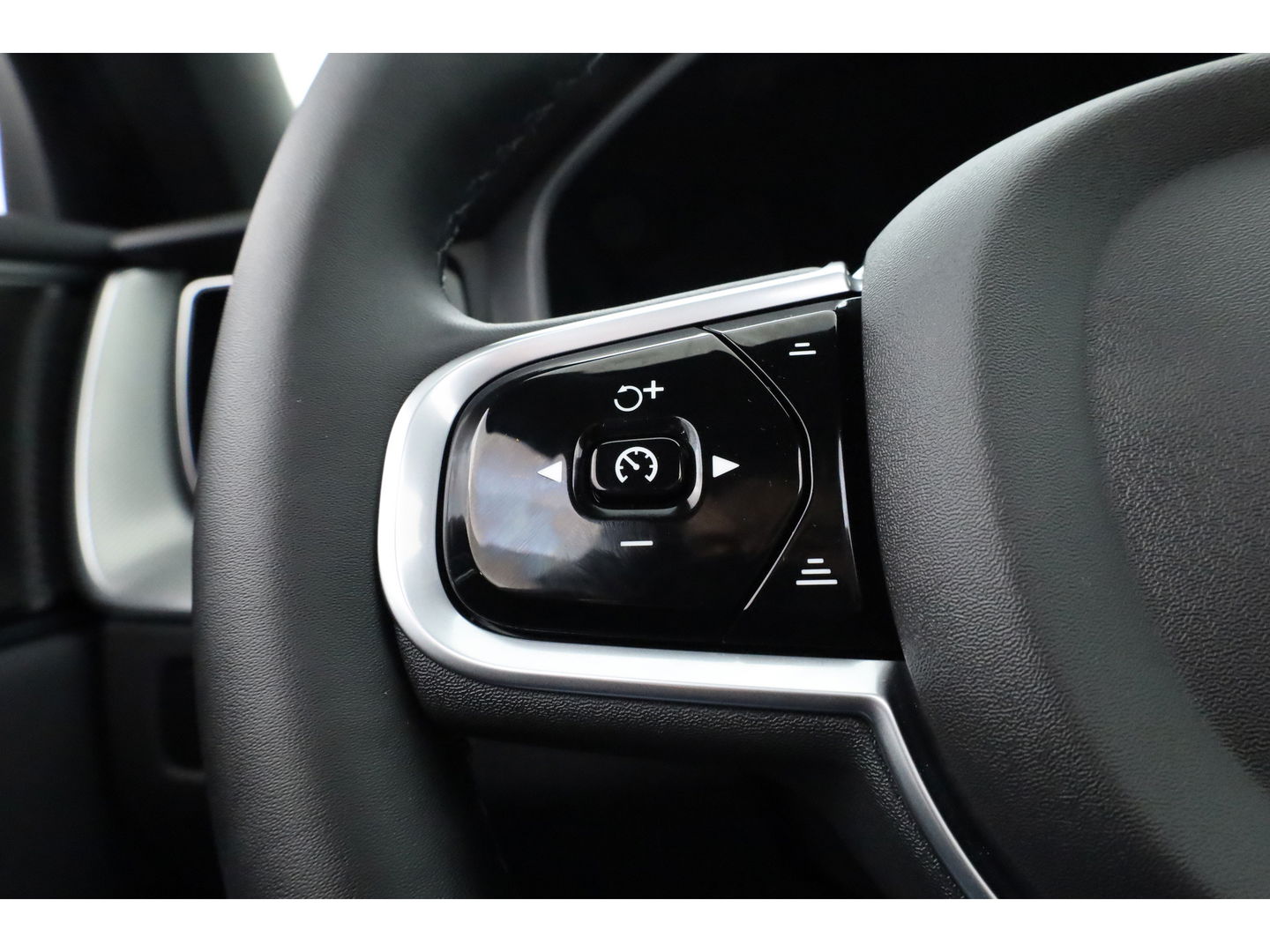 Volvo XC60 2.0 T6 Plug-in hybrid AWD Plus Dark | Pano | Pilot Assist | Head-up | 360cam | Keyless | Harman Kardon | Stoel- Stuurverw. |