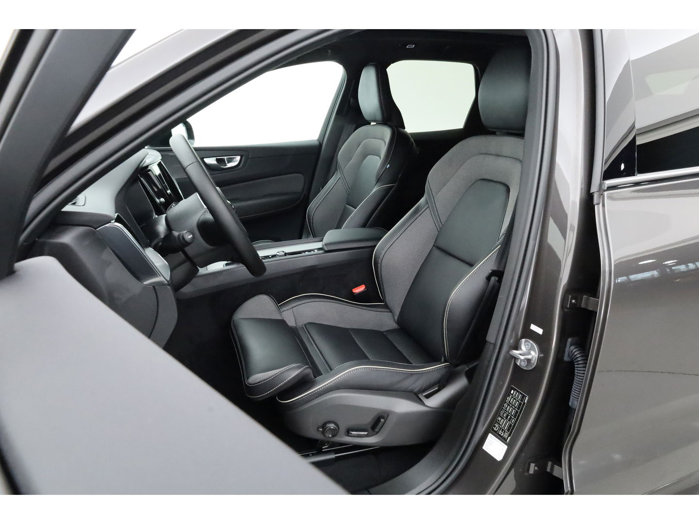 Volvo XC60 2.0 T6 Plug-in hybrid AWD Plus Dark | Pano | Pilot Assist | Head-up | 360cam | Keyless | Harman Kardon | Stoel- Stuurverw. |