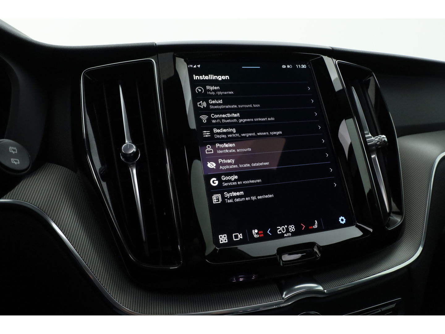 Volvo XC60 2.0 T6 Plug-in hybrid AWD Plus Dark | Pano | Pilot Assist | Head-up | 360cam | Keyless | Harman Kardon | Stoel- Stuurverw. |