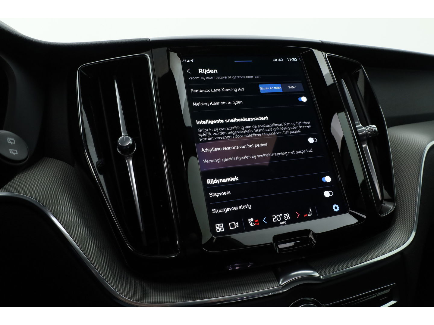 Volvo XC60 2.0 T6 Plug-in hybrid AWD Plus Dark | Pano | Pilot Assist | Head-up | 360cam | Keyless | Harman Kardon | Stoel- Stuurverw. |