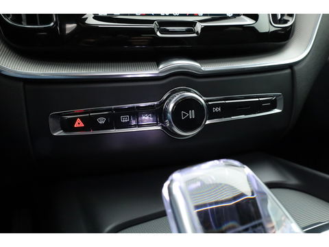 Volvo XC60 2.0 T6 Plug-in hybrid AWD Plus Dark | Pano | Pilot Assist | Head-up | 360cam | Keyless | Harman Kardon | Stoel- Stuurverw. |